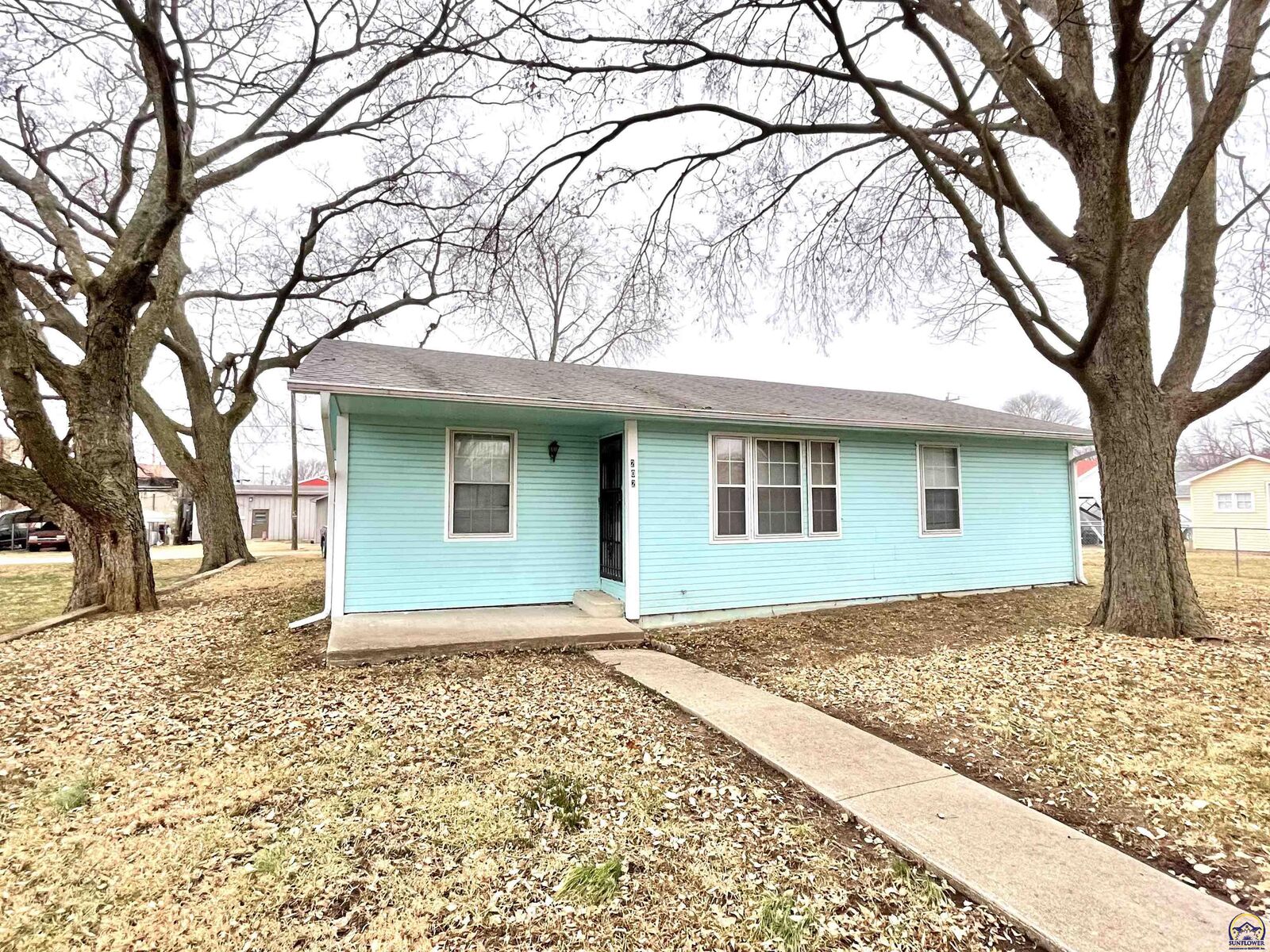 Property Photo: 202 Oak St KS 66073