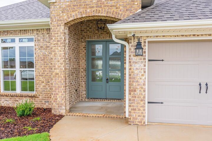 Property Photo:  197 Wynchase Dr E  AL 35661 - MUSCLE S 