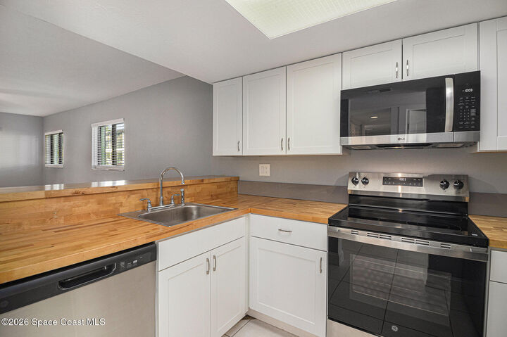 Property Photo:  425 Catamaran Drive  FL 32952 