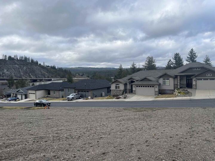 Property Photo: 1022 E Wandermere Estates Ln WA 99208