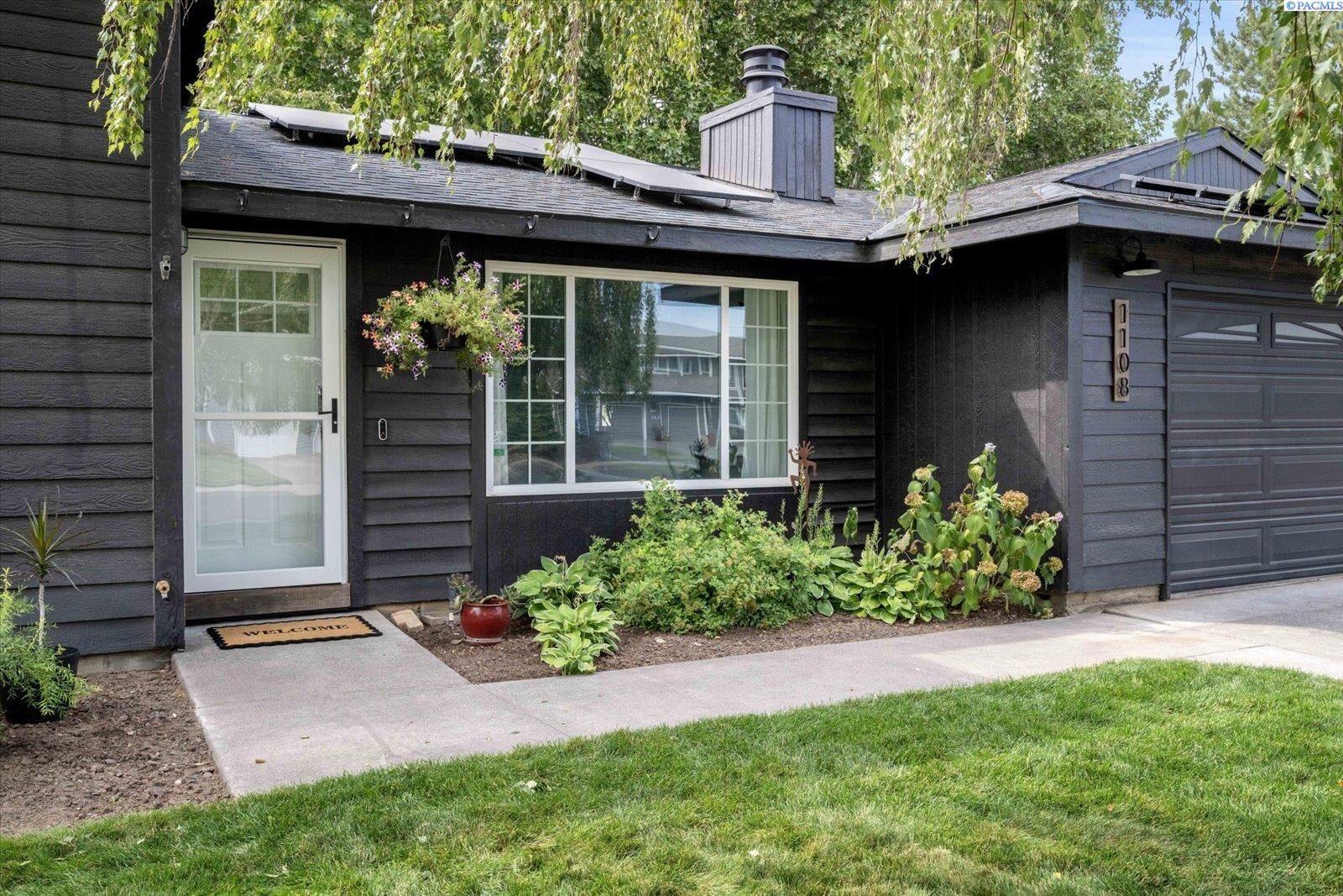 Property Photo:  1108 S Belfair St  WA 99338 