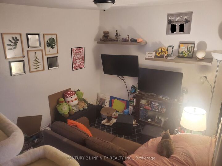 Property Photo:  134 Simcoe Street S 2  ON L1H 4G9 