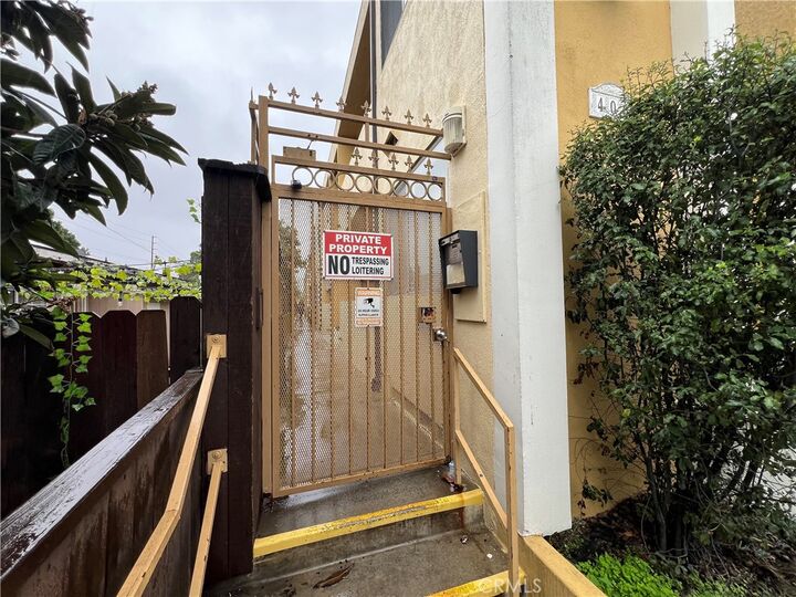 Property Photo:  406 W Regent 13  CA 90301 