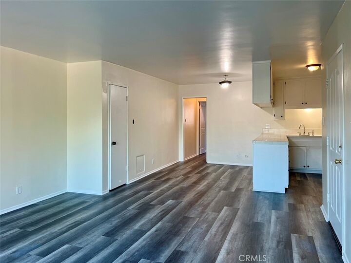Property Photo:  406 W Regent 13  CA 90301 
