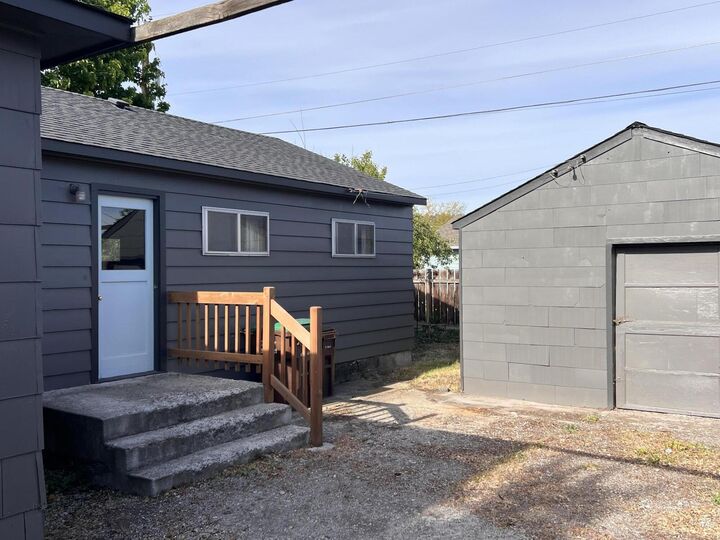 Property Photo:  303 SW Deer Street  OR 97754 