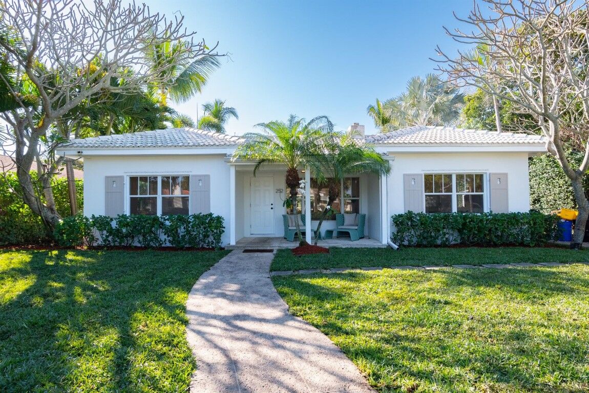 Property Photo:  252 Bloomfield Drive  FL 33405 