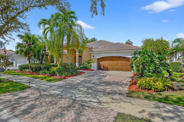 Property Photo:  2807 Oakbrook Lane  FL 33332 