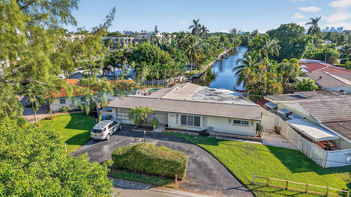 Property Photo:  1570 NE 30th Place  FL 33334 