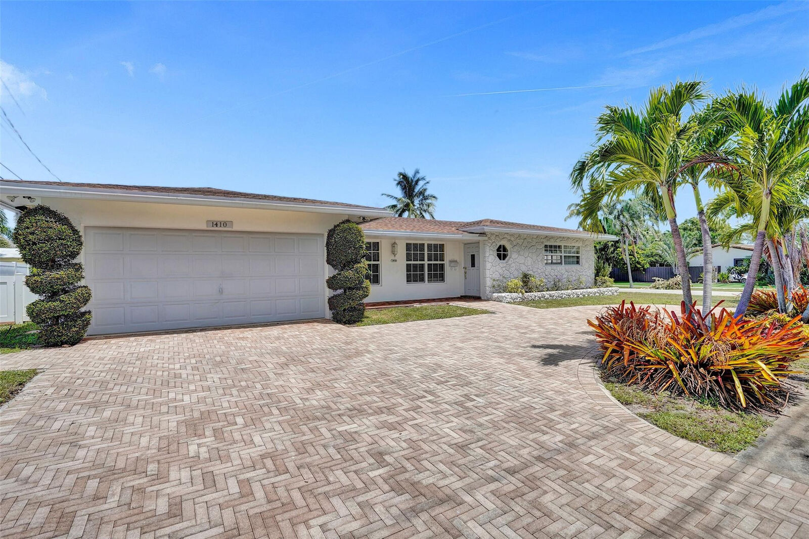 Property Photo: 1410 SE 12th Avenue FL 33441