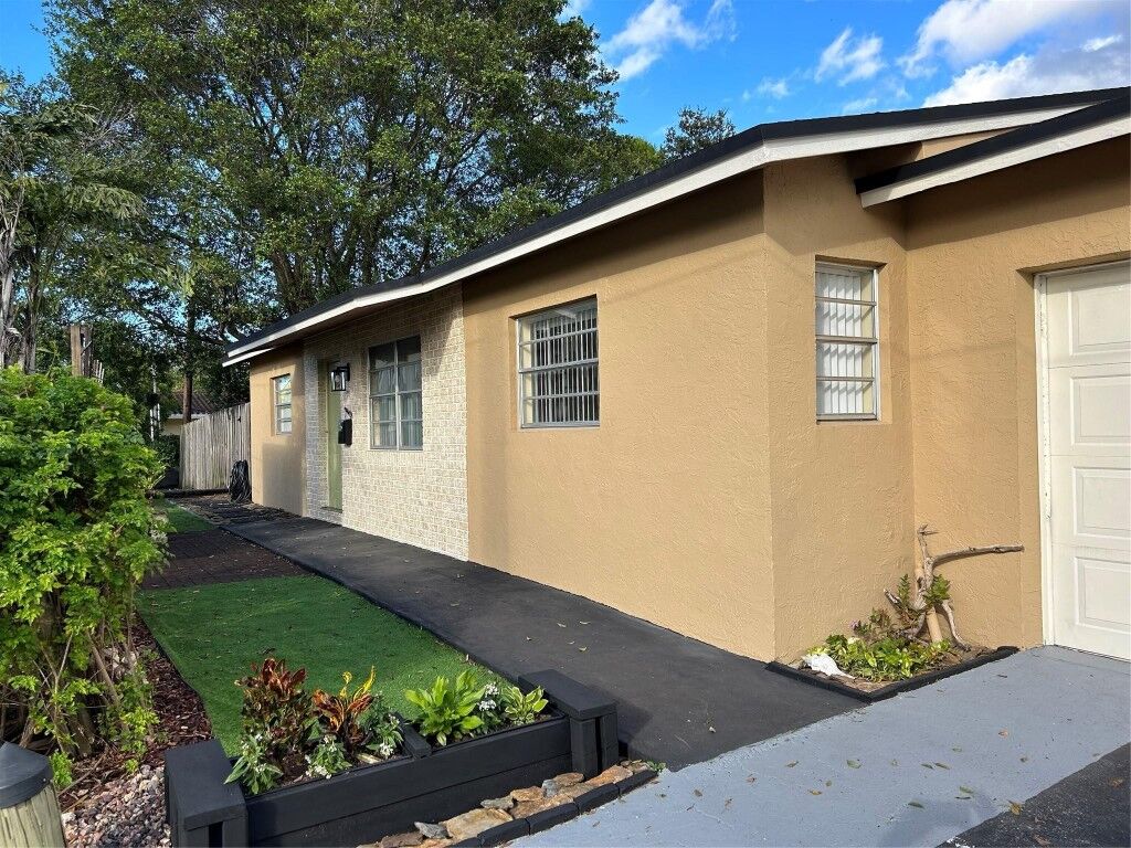 Property Photo:  602 NE 38th Street  FL 33334 