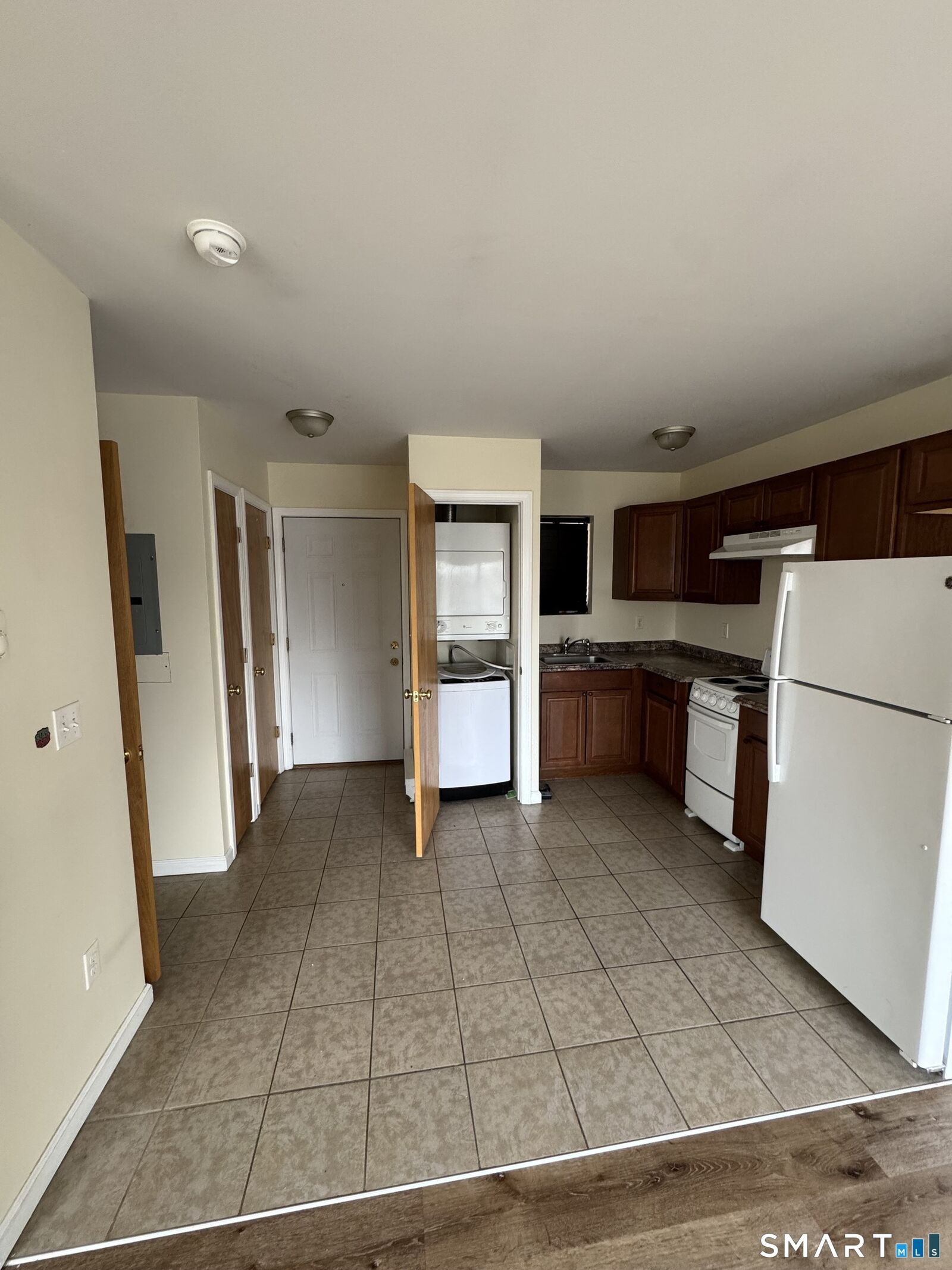 Property Photo:  4 Warwick Street Apt 14  CT 06513 