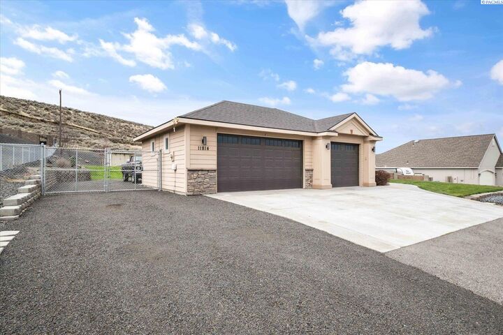 Property Photo: 11814 S Grandview Ln WA 99338