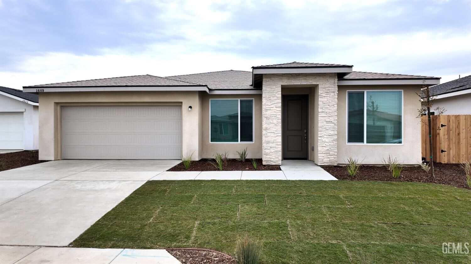 Property Photo:  1609 Hobbs Lane  CA 93307 