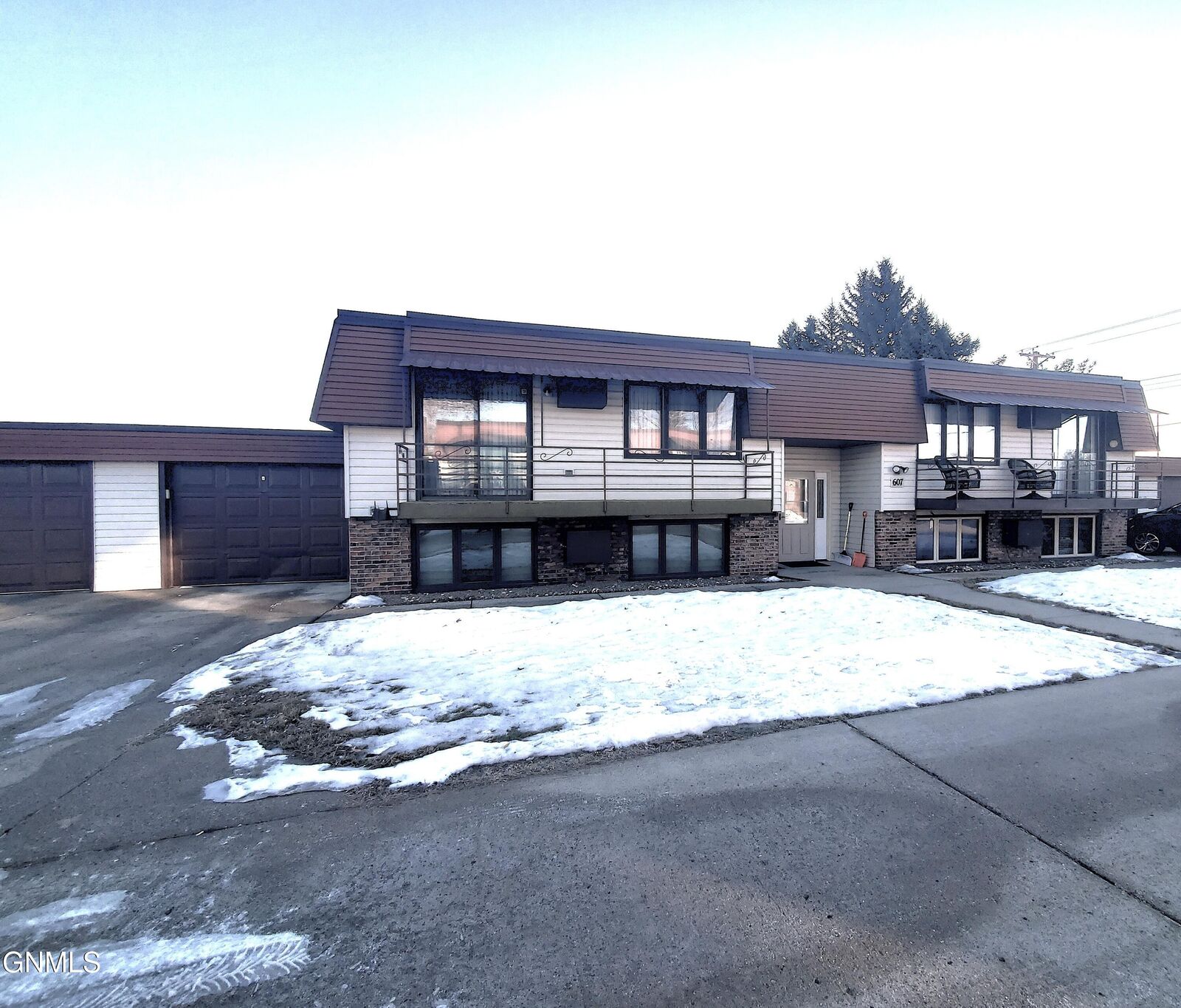 Property Photo: 607 Interstate Avenue E 2 ND 58503