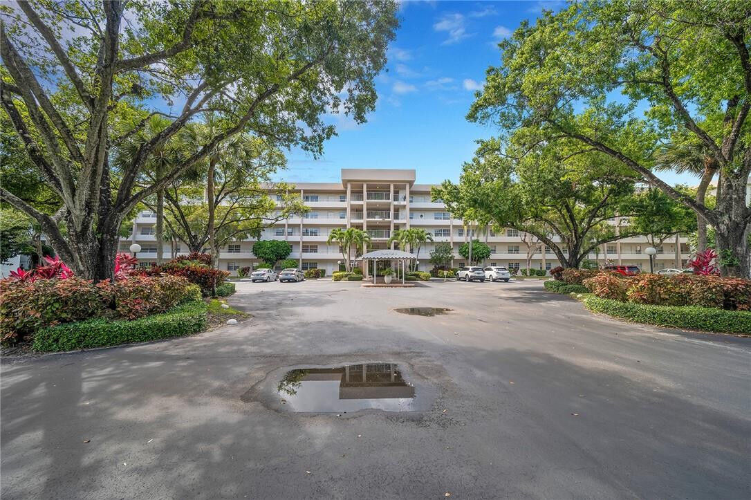 Property Photo:  3970 Oaks Clubhouse Drive 207  FL 33069 