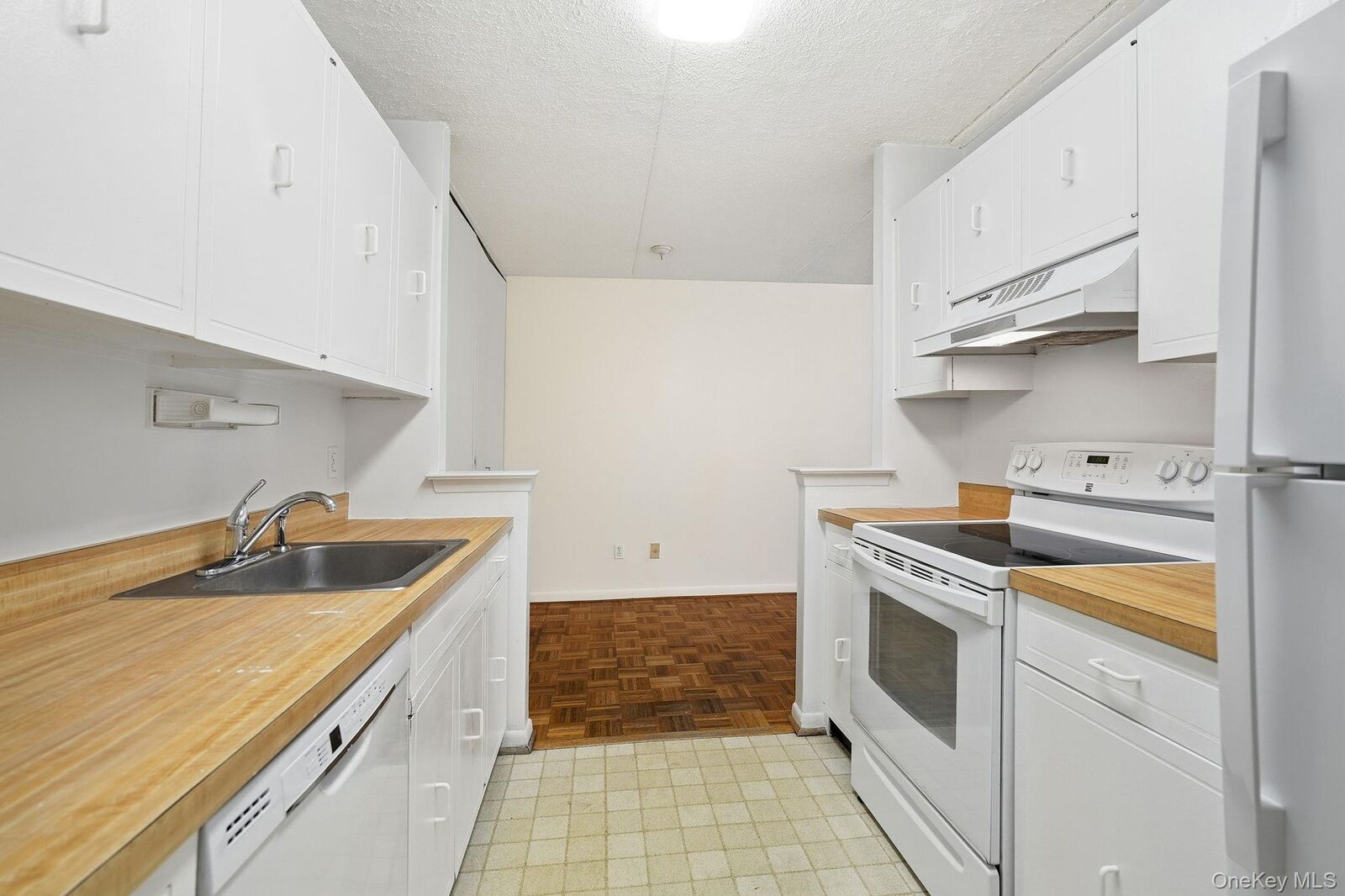 Property Photo:  400 High Point Drive 408  NY 10530 