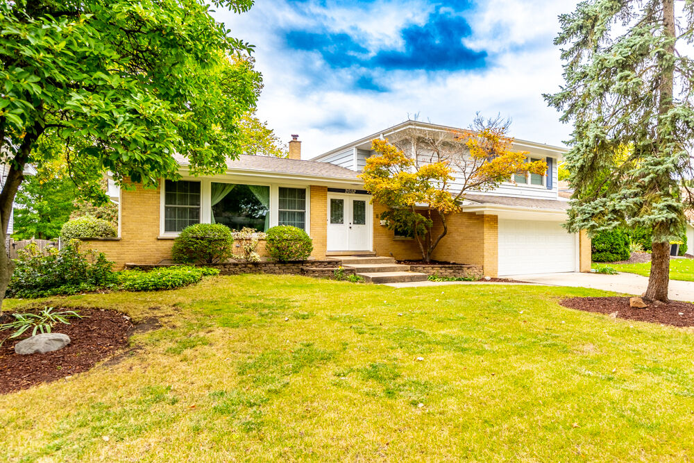 Property Photo:  2002 N Eastwood Drive  IL 60004 