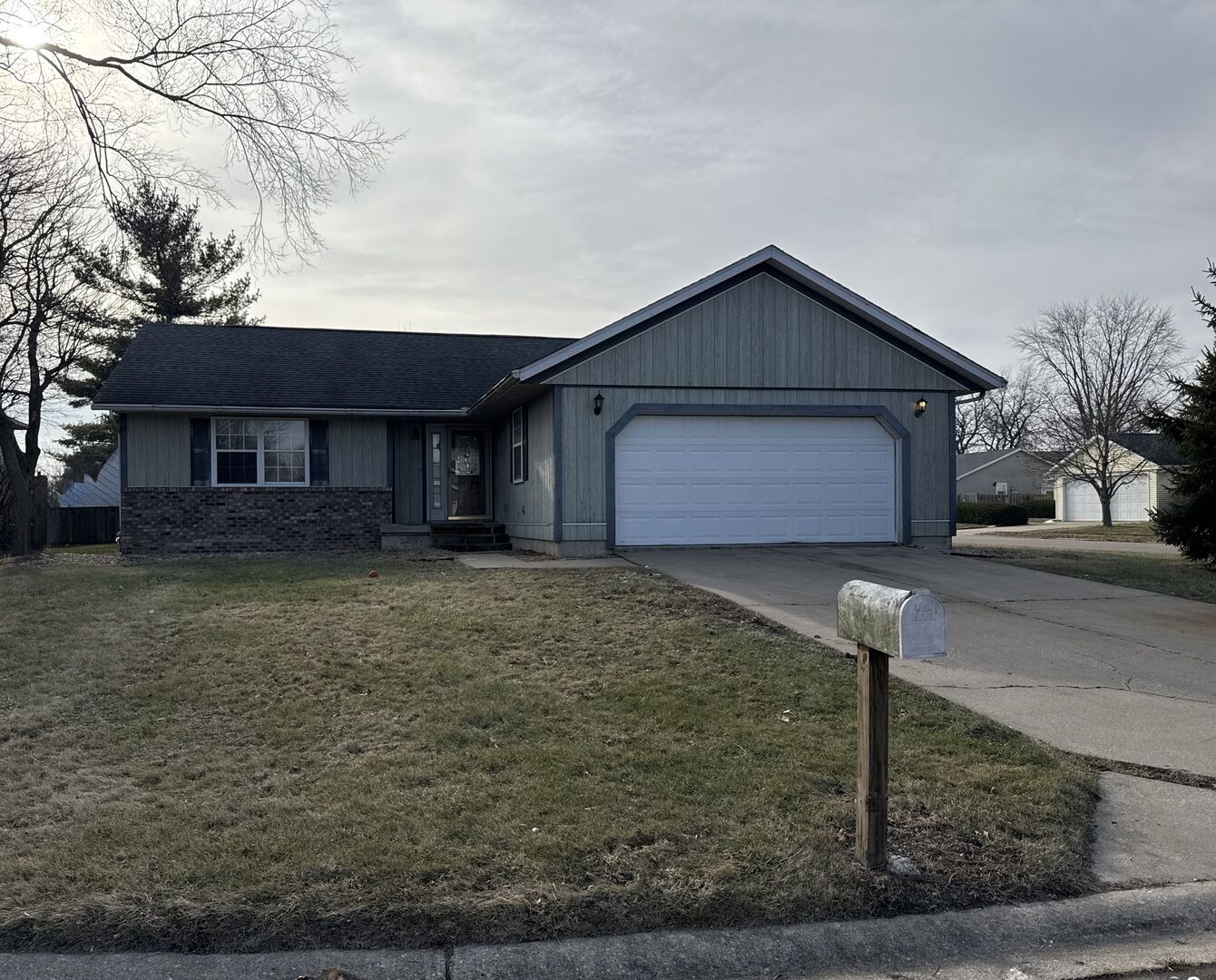 Property Photo:  1420 Sioux Drive  IL 61350 