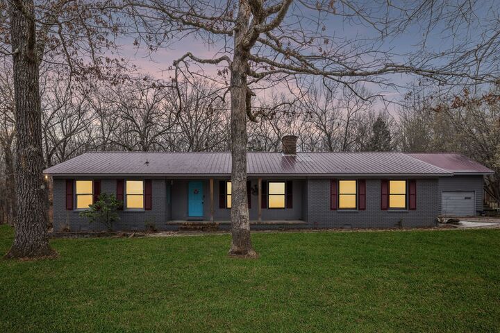 Property Photo:  305 Oak Leaf Cir  TN 37398 