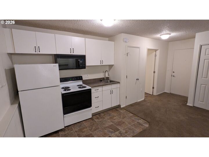 Property Photo:  10 S Porter St  OR 97201 