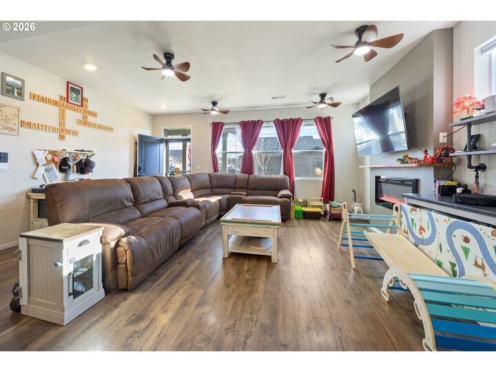 Property Photo:  641 NE Union Loop  OR 97754 