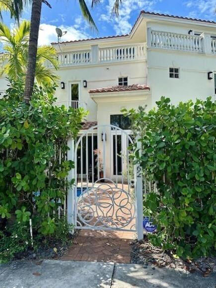 Property Photo:  1362 Bayview Drive  FL 33304 