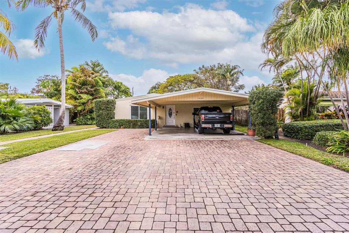 Property Photo: 1629 N Victoria Park Road FL 33305