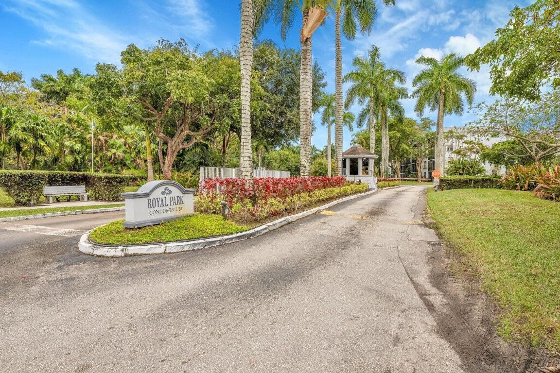 Property Photo: 118 Royal Park Drive 4G FL 33309