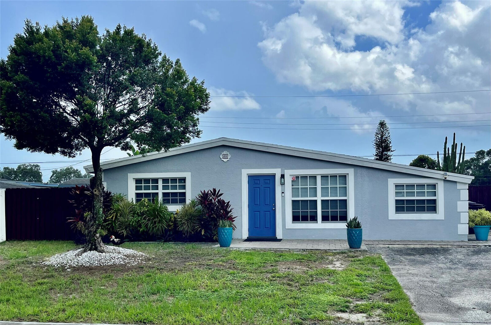 Property Photo:  5900 N Farragut Drive  FL 33021 