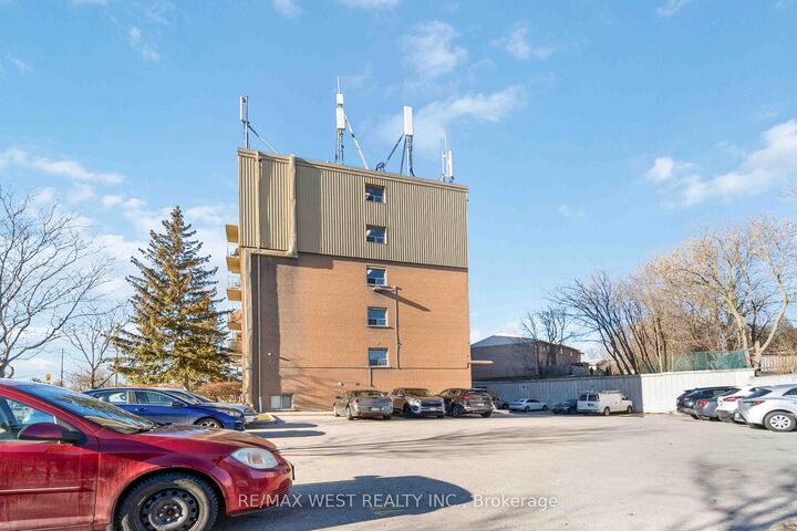 Property Photo: 283 Fairway Road N 90 ON N2A 2P1