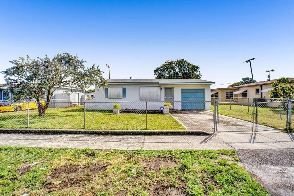 Property Photo:  4250 SW 38th Street  FL 33023 