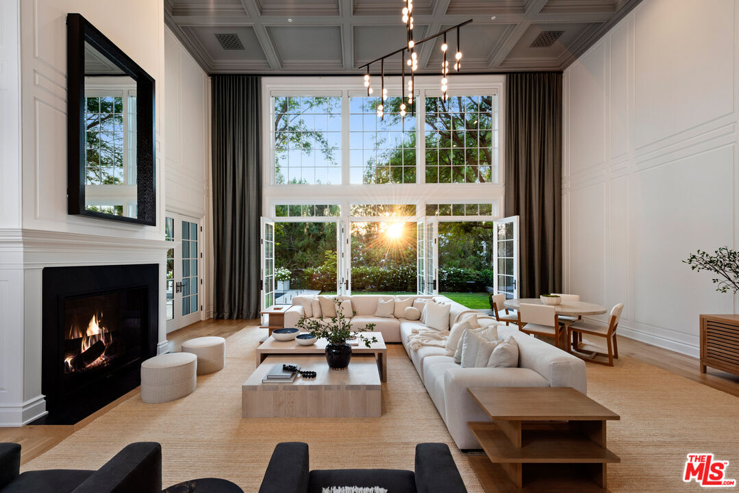 Property Photo:  491 N Tigertail Rd  CA 90049 