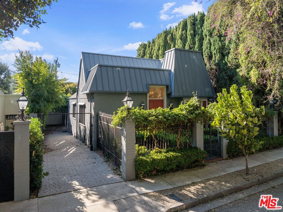 Property Photo: 9044 Elevado St CA 90069