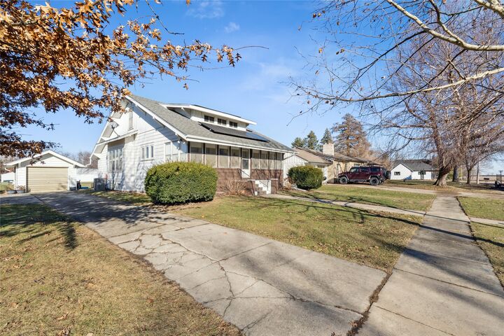 Property Photo:  407 2nd Street SE  IA 50247 