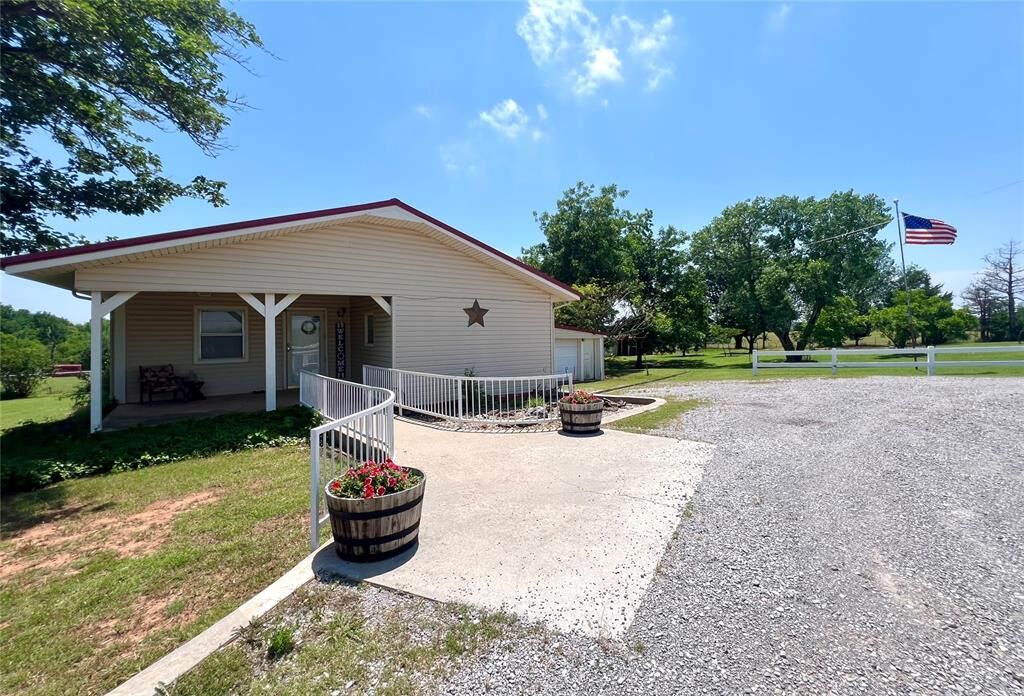 Property Photo: 416 E Quail Road OK 73018