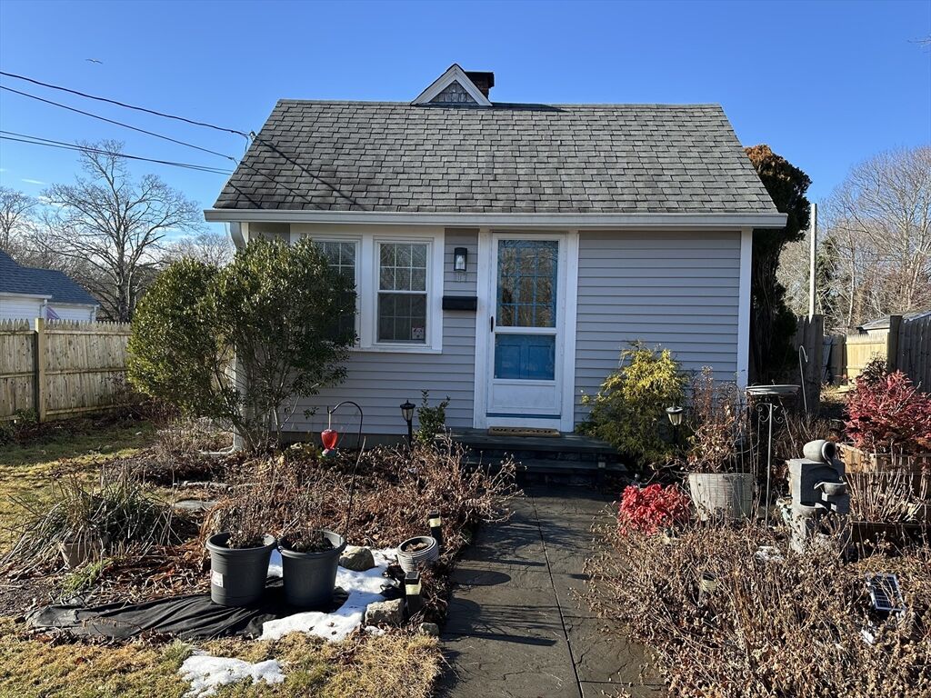 Property Photo:  117 Oak Neck Rd  MA 02601 