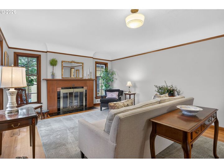 Property Photo:  728 NE Royal Ct  OR 97232 