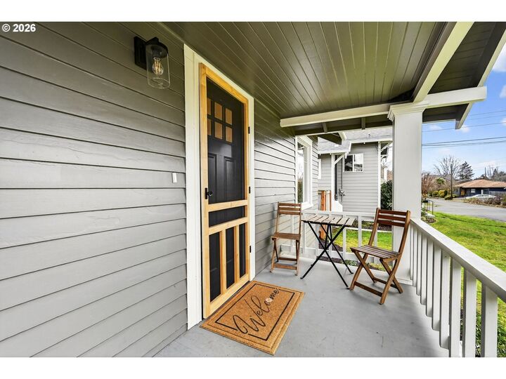 Property Photo:  6612 SE Taggart St  OR 97206 