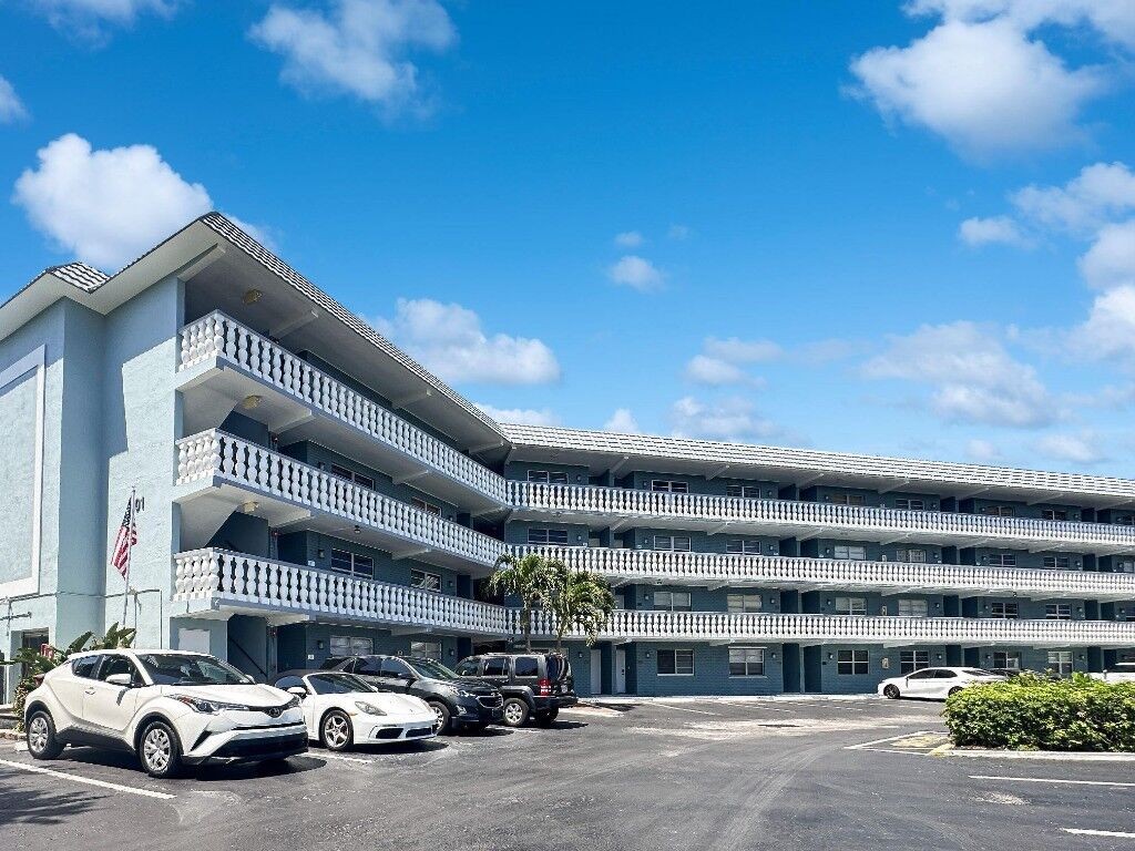 Property Photo:  801 NE 18th Court 404  FL 33305 