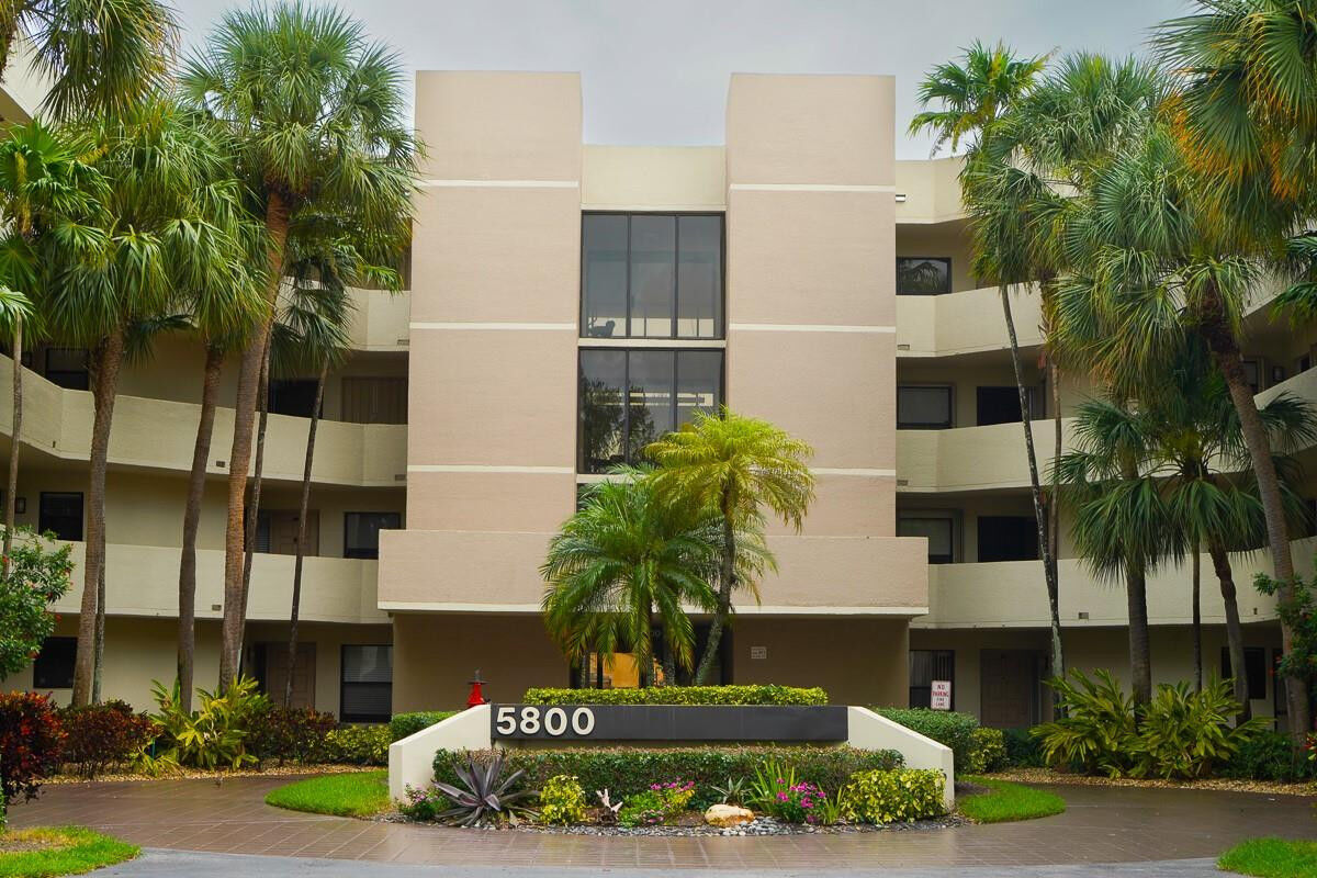 Property Photo:  5800 Camino Del Sol 105  FL 33433 