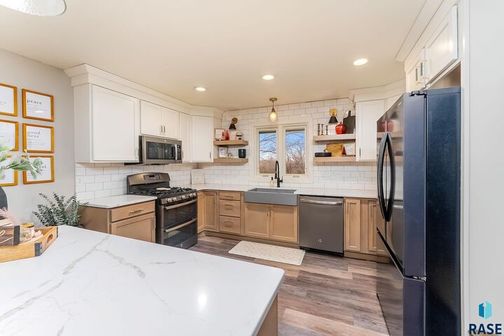 Property Photo: 609 S Splitrock Blvd SD 57005