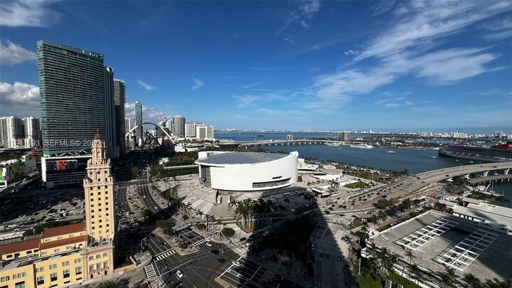 Property Photo:  398 NE 5th St 1905  FL 33132 