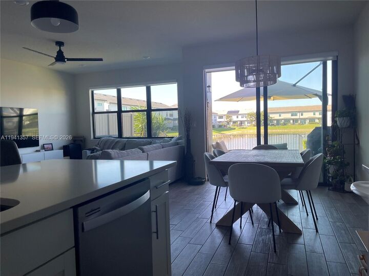 Property Photo:  4441 E Appleton Cir E  FL 33309 