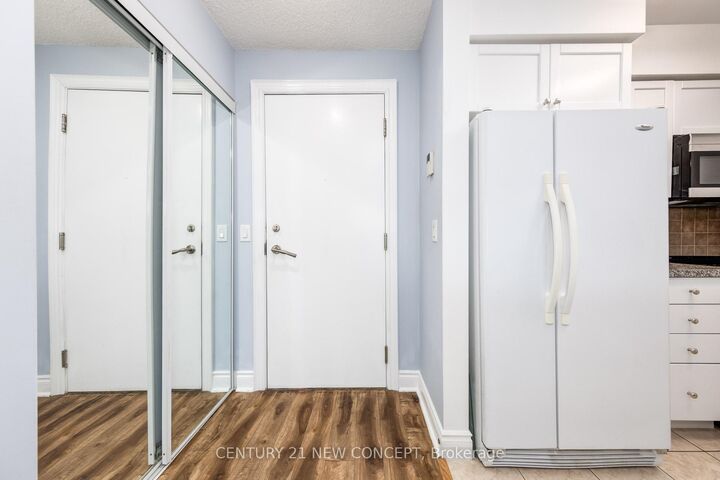 Property Photo:  15 Greenview Avenue 1907  ON M2M 4M7 