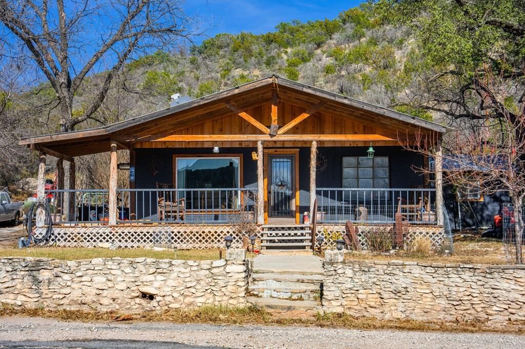 Property Photo: 208 Hillside St TX 76849