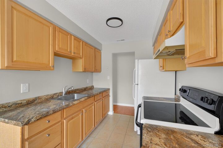 Property Photo:  111 Cartwheel Court 18  NY 10992 