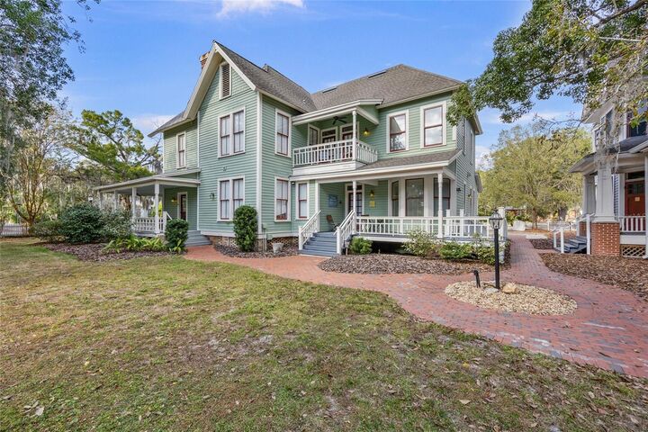 Property Photo:  205 SE 7th Street  FL 32601 