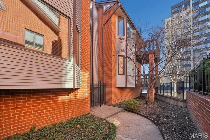 Property Photo:  4454 Lindell Boulevard 32  MO 63108 