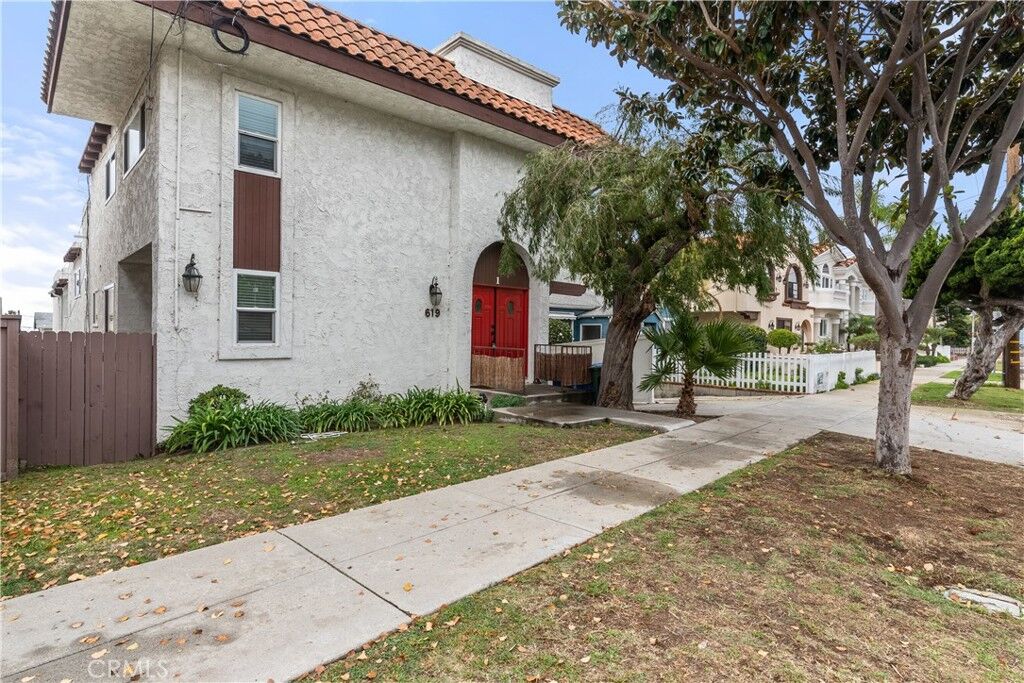 Property Photo:  619 N Lucia Avenue N 1  CA 90277 