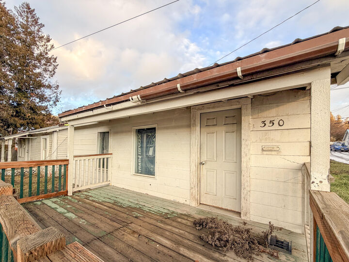 Property Photo:  350 N Walnut St  WA 99114 